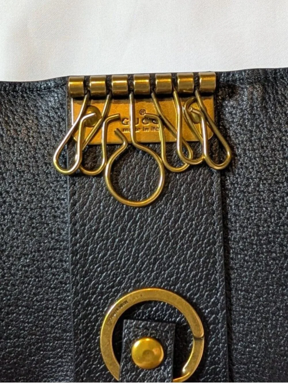 Like New Authentic Gucci Black Leather w Gold Bee & Star Print 6-Key Holder Case
